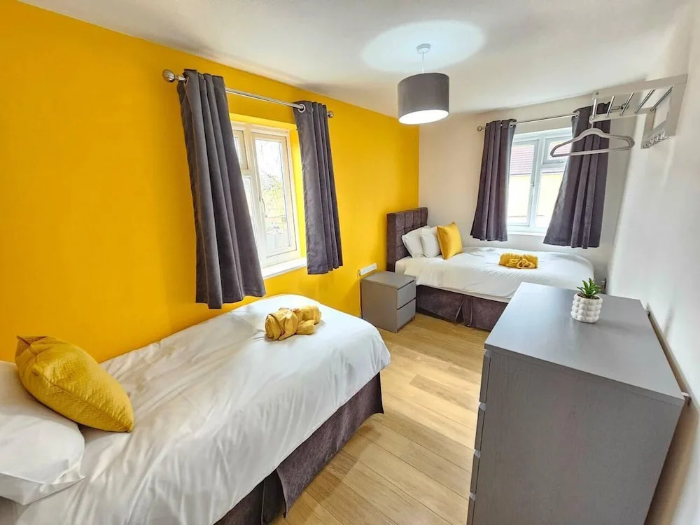 Amazing 4BR Near Hospital, Free Parking, Sleeps 10