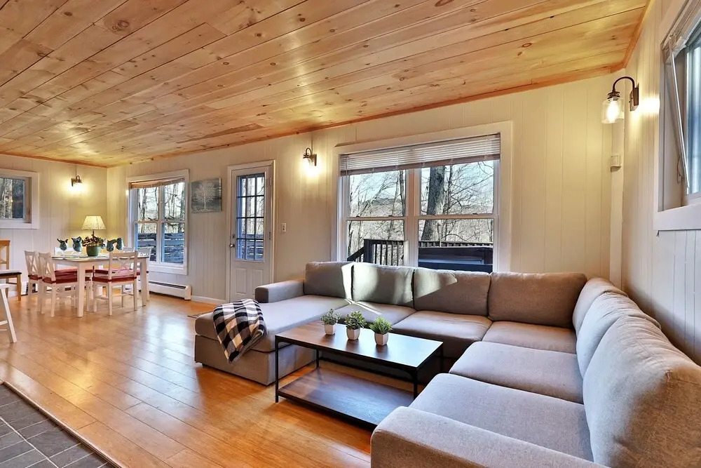 Your Ski Home: Powder Park Place - Upper Level. Close To Killington. Hot Tub. 4 Bedroom Home