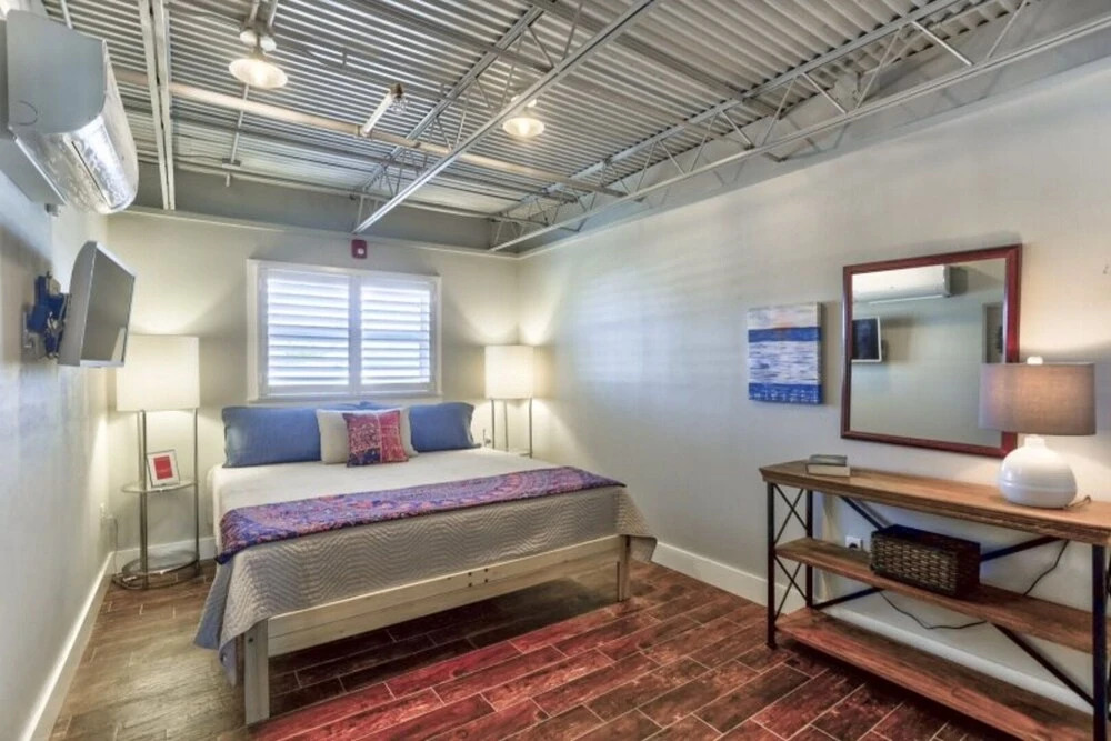 Ocean Jewel 2- Modern Loft Close to Beach and Shops