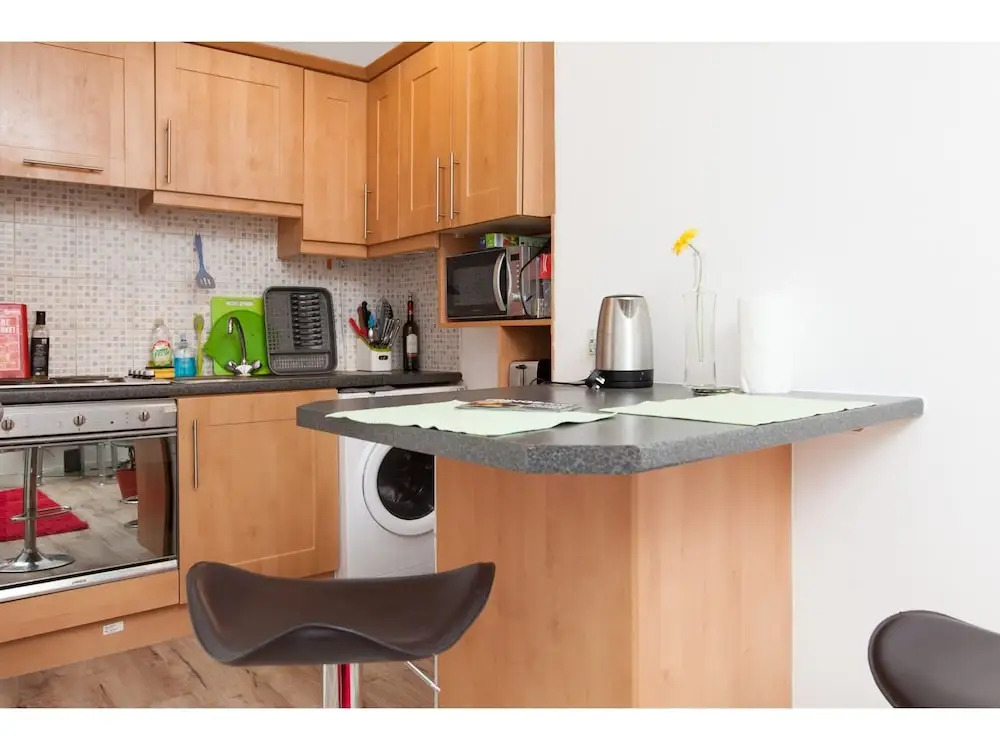 Connected & Convenient: Newly-renovated Flat for 2