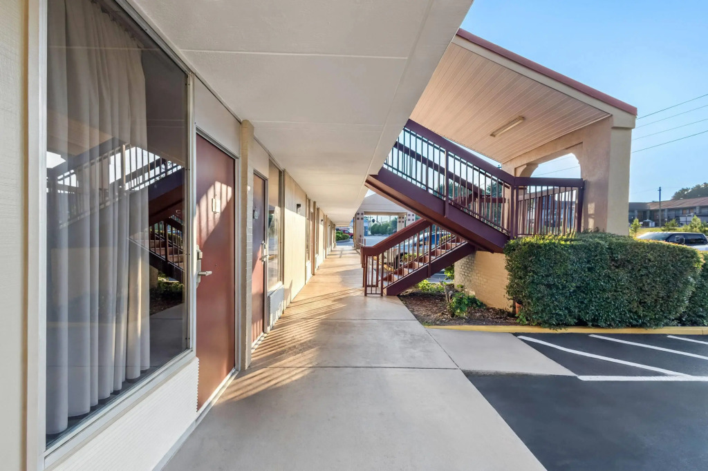 Super 8 by Wyndham Commerce