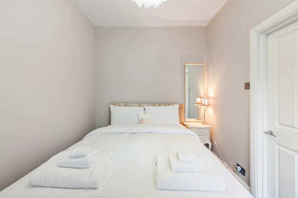 Modern 2 bed Flat, West Kensington, Sleeps 4