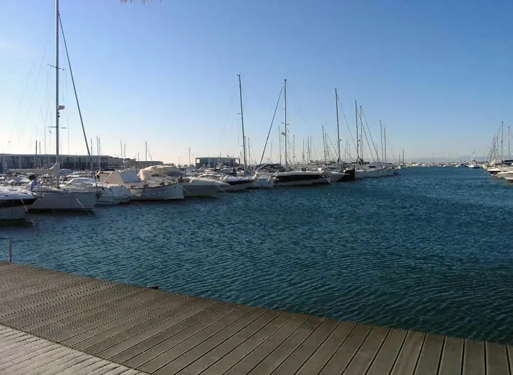 Beachfront Apartment for 6 Persons in Roses