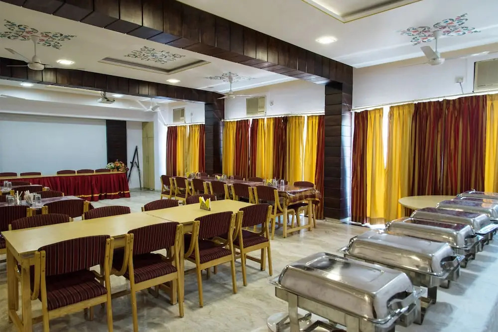 OYO 10323 Hotel Gorbandh
