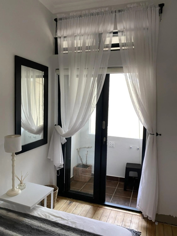 PRIVATE ROOM in Shared Apartment - Centrally Located in Green Point, Cape Town