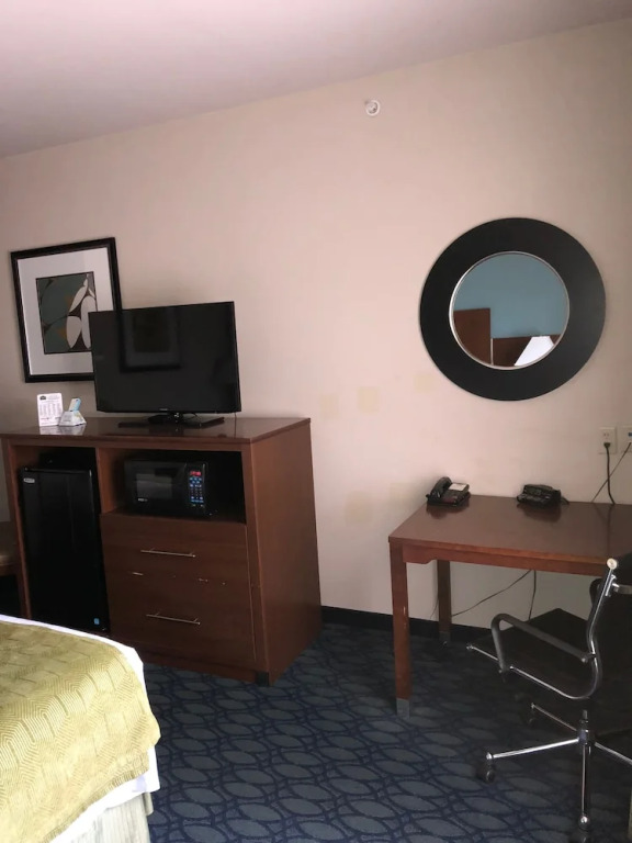 Countryview Inn & Suites