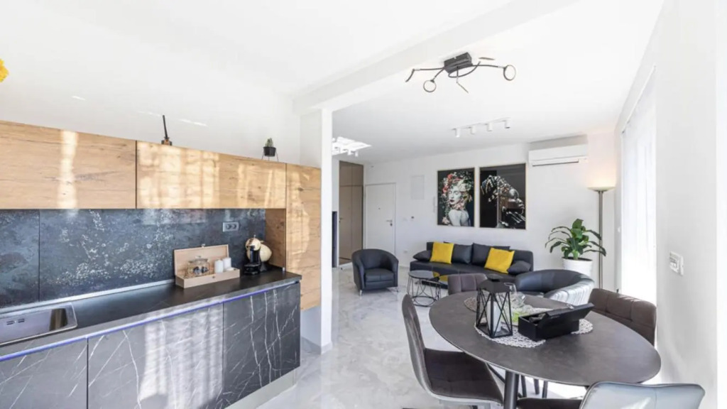 Hedonist-Luxury 2 bedroom apartment with private garden and free parking