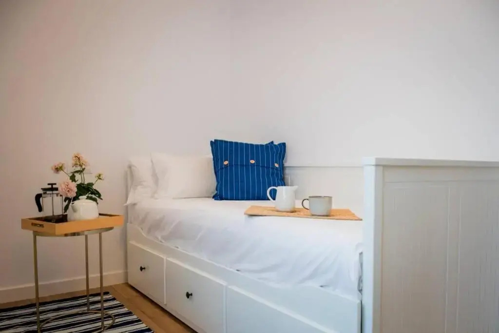 Fantastico apartamento recien renovado con piscina en la azotea, dos dormitorios y aparcamiento gratuito en la calle.