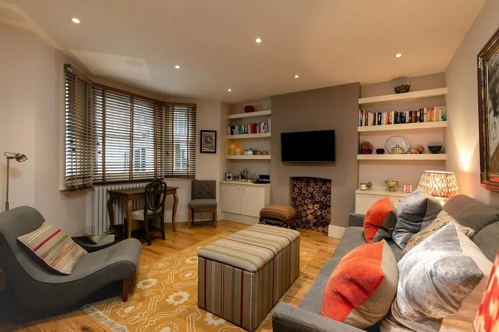 Beautiful 1BR Home in Chelsea - 3 Guests!