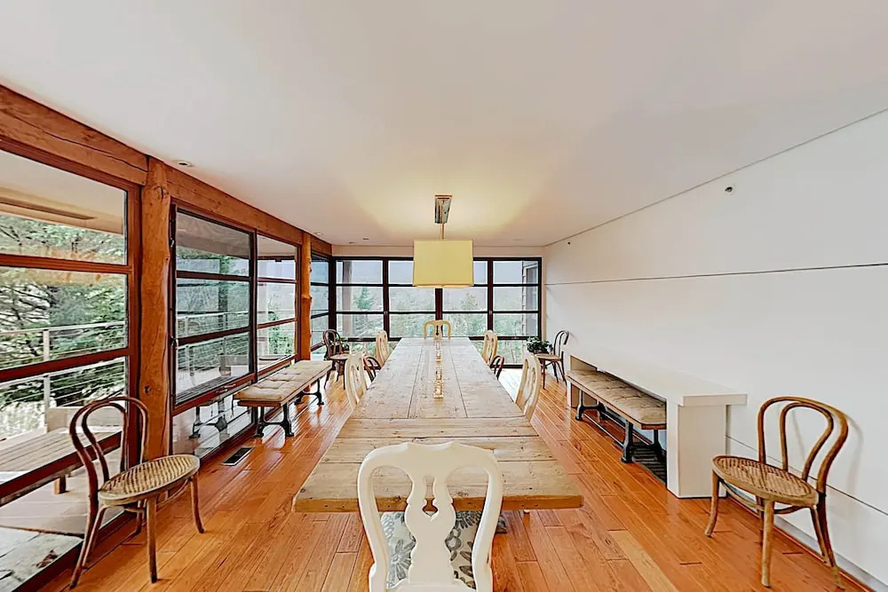 A Lake & Mountain Lodge W/ Lake Access, Hot Tub & Game Room 6 Bedroom Home