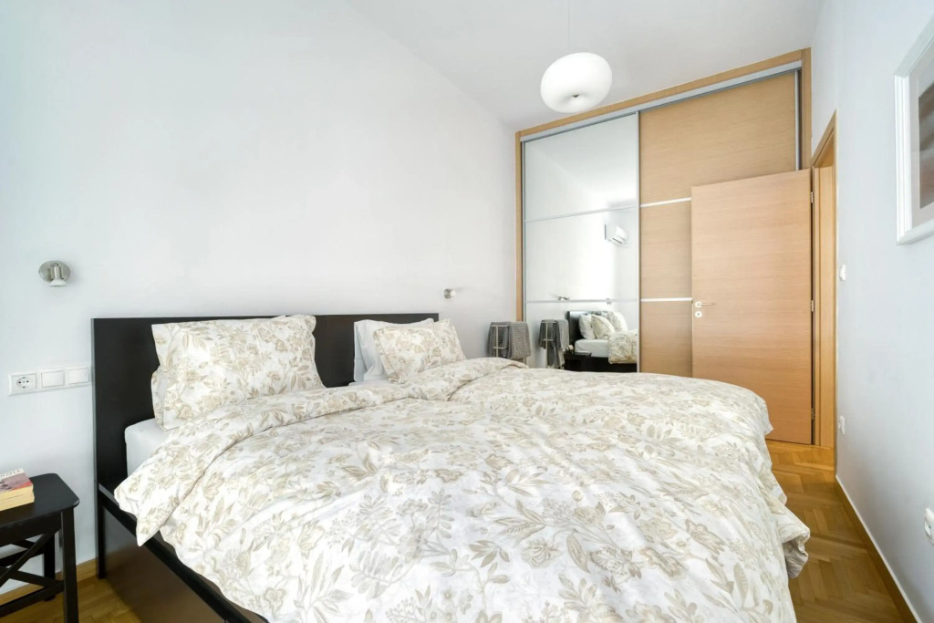 Stylish, Sunny New 2 Bedroom, Prime Central Athens