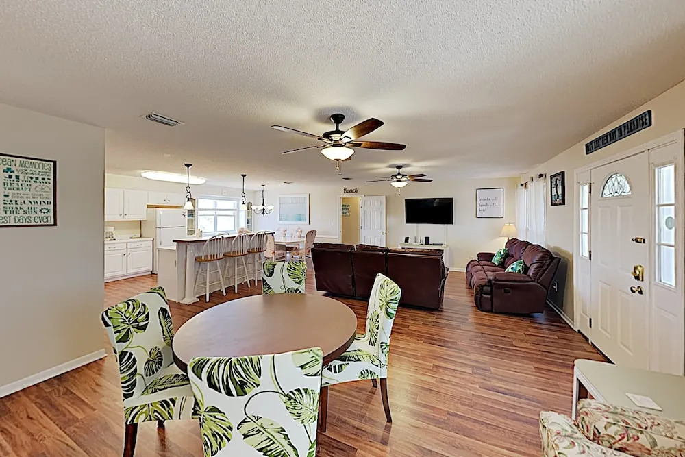 New Listing! Updated Coastal - Walk To Beach 4 Bedroom Home