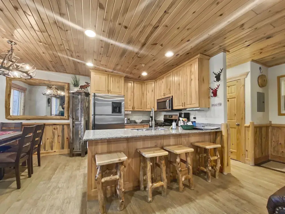 Timberwolf Lodge 6 2 Bedroom Cabin by RedAwning