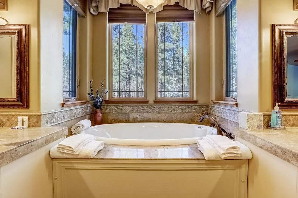 Stunning Forest Retreat - Walk to Upper Truckee River!