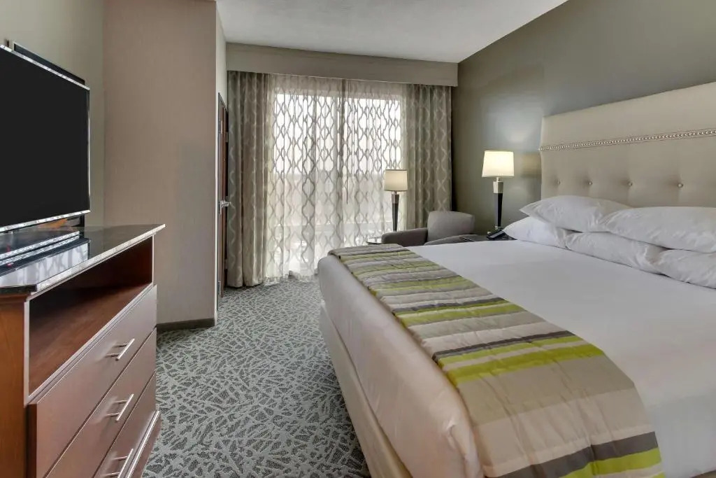 Drury Inn & Suites Cleveland Beachwood