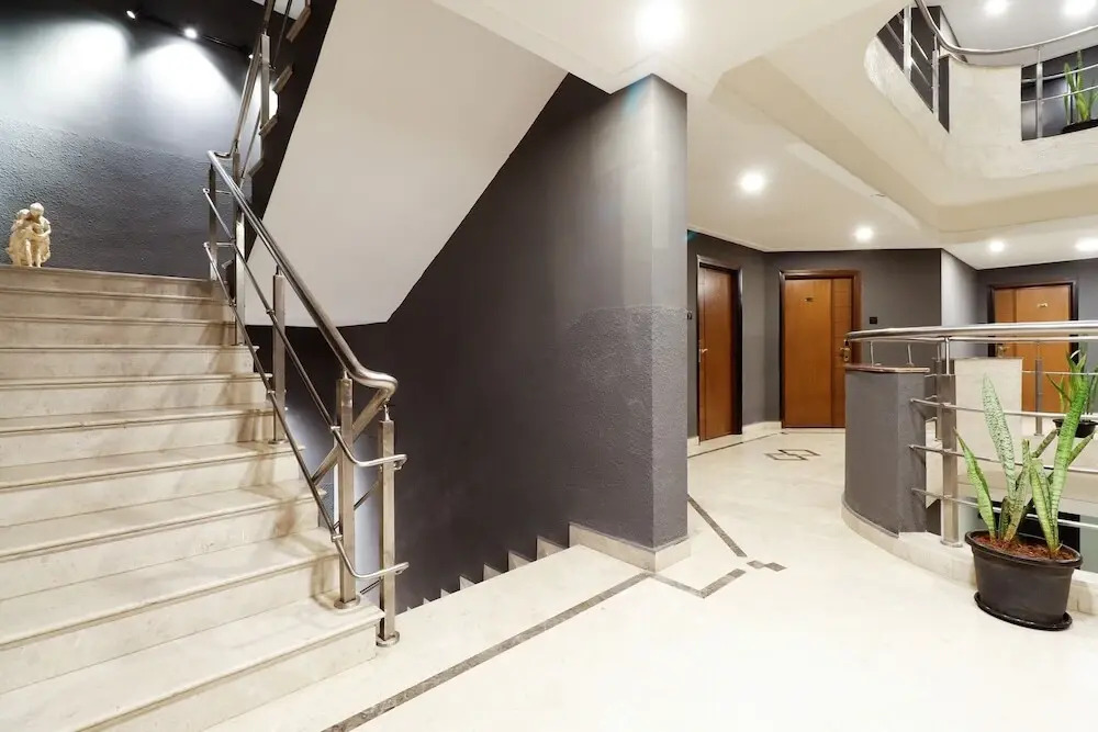 Makers Hotel by OYO Rooms