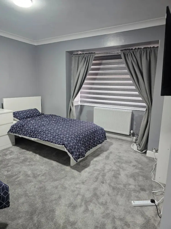Manchester - House - Sleeps 6 - Parking - Garden