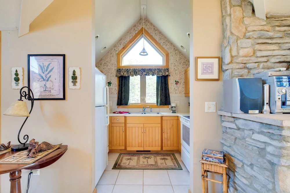 Peaceful Lake Lure Cabin w/ Fireplace!