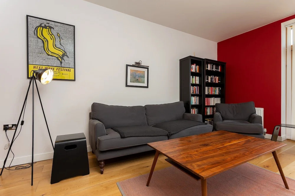2 Bedroom Apartment in West Hampstead With Balcony