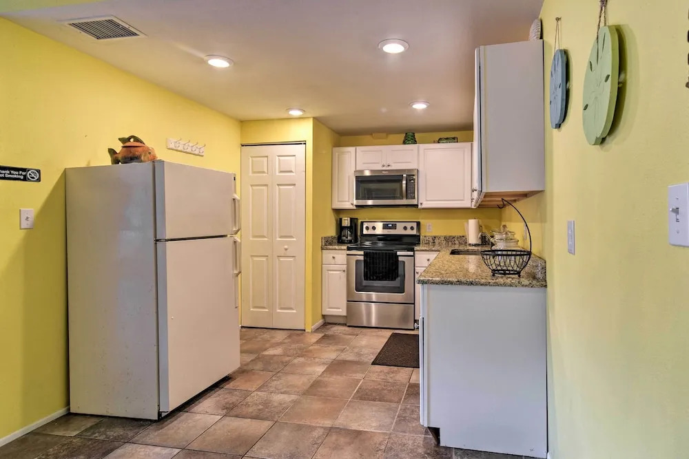 On-site Beach Access: Walkable Gulf Coast Retreat
