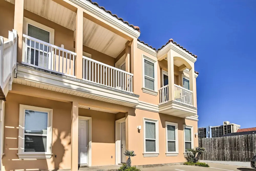 Texas Condo w/ Outdoor Pools - Walk to Beach!