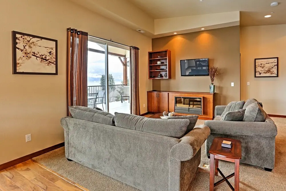 Breezy Lake Chelan Condo w/ Pool & Hot Tub Access!