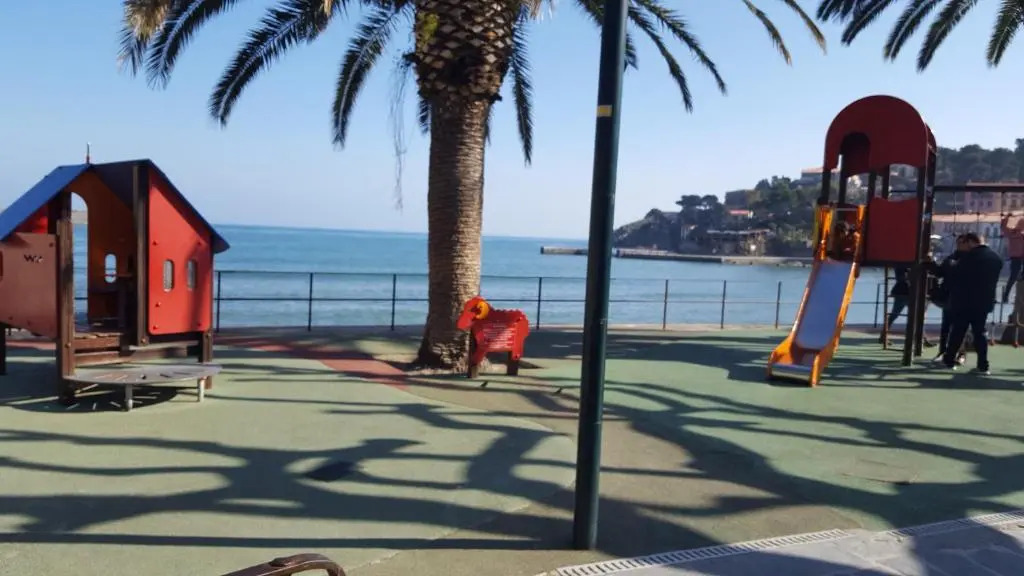 COLLIOURE tres bel appart a 150 metres des plages avec jardin prive et parking dans residence securisee