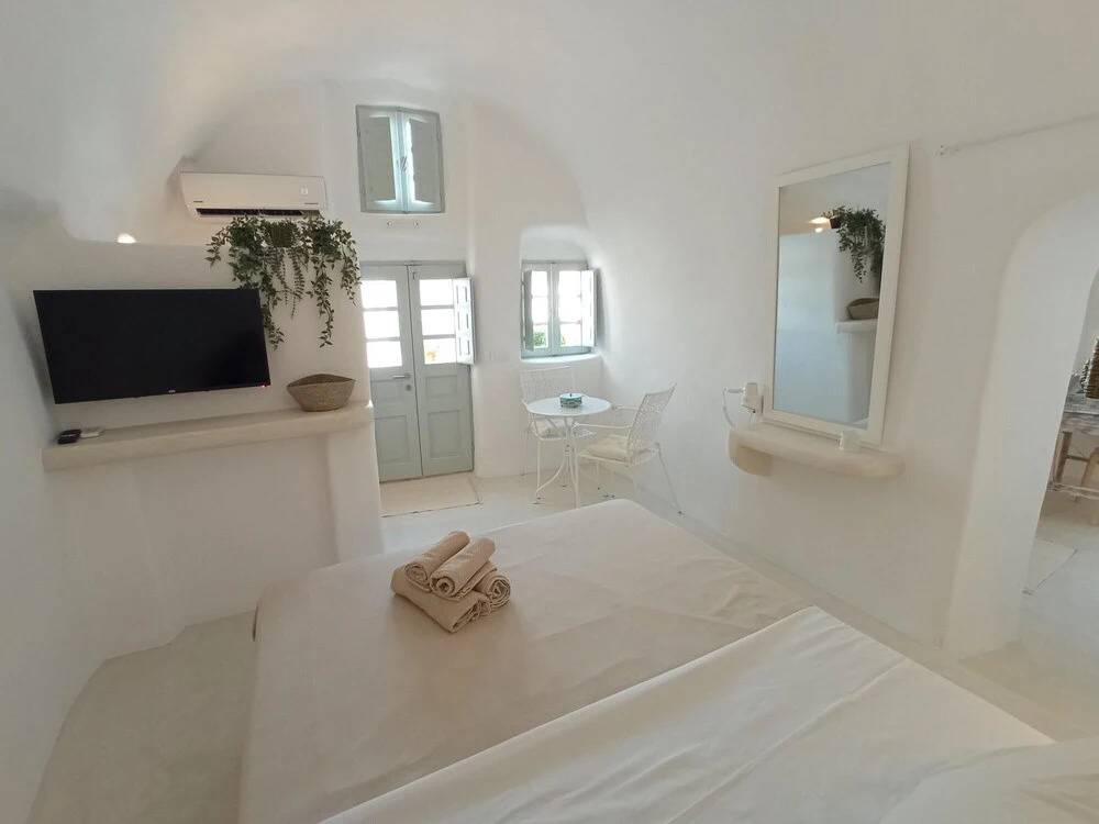 Sisyphus House in Santorini