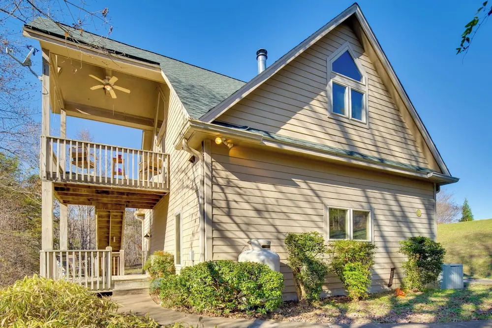 Peaceful Lake Lure Cabin w/ Fireplace!