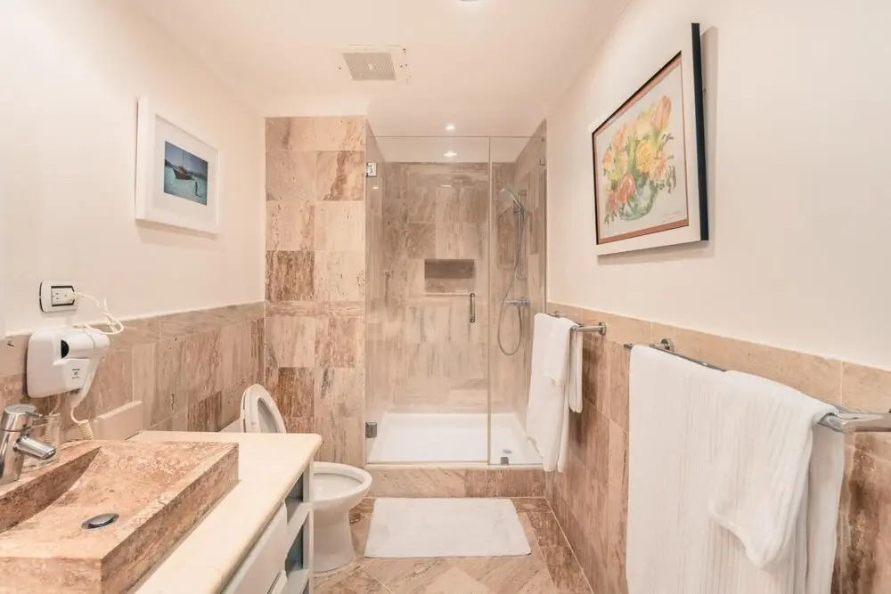 Open and Bright Beachfront Apt at Aquamarina F34