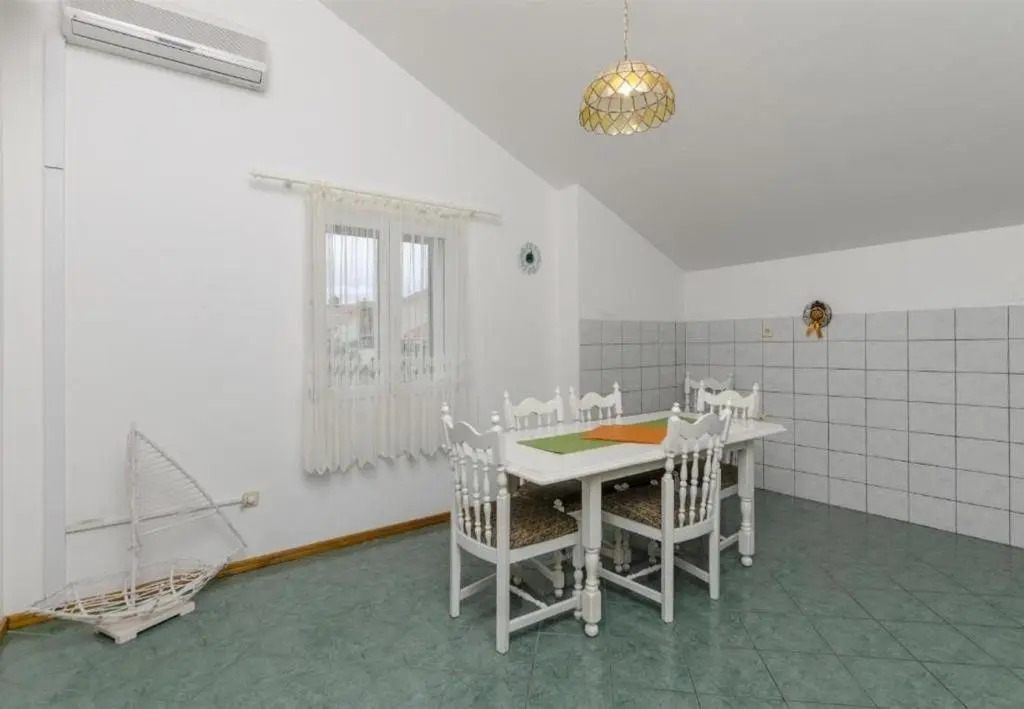 Apartments and rooms Mate1-near sea
