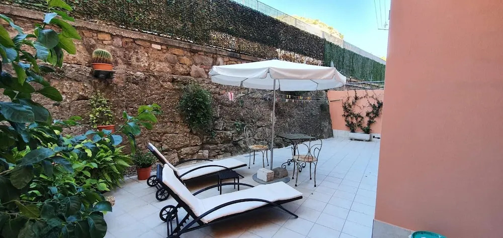 Studio - Sleeps 2 - Garden - Parking - Wifi