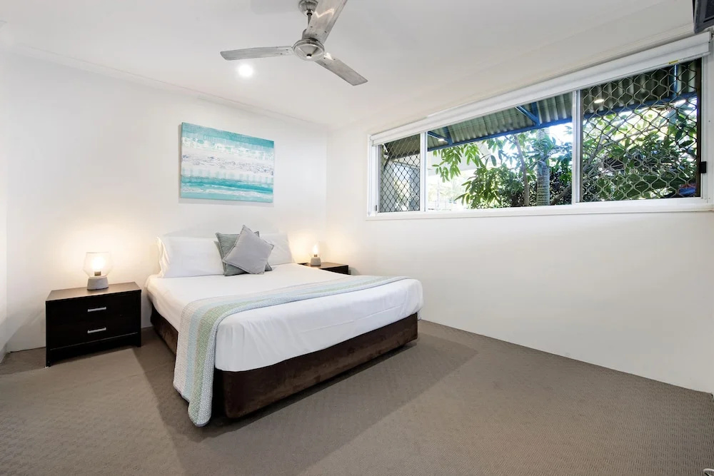 Diamond Beach 3 Bedroom Poolside Apartment - 34