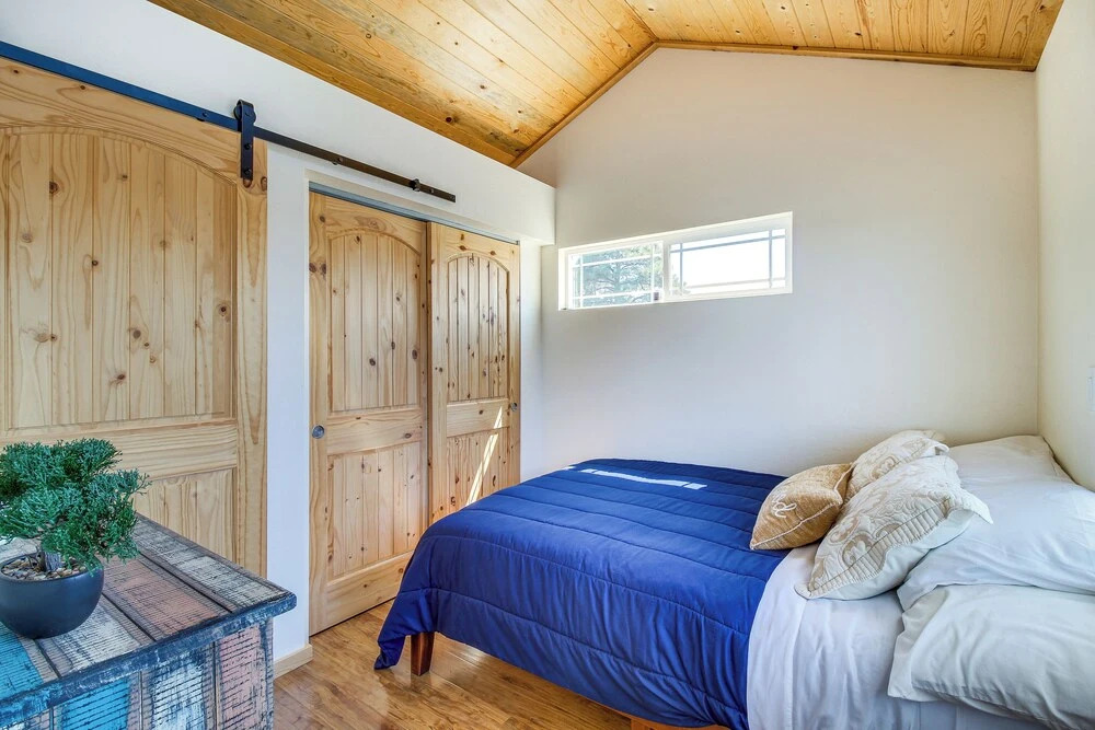 2 Mi to Rainbow Lake: Lovely Lakeside Tiny Home