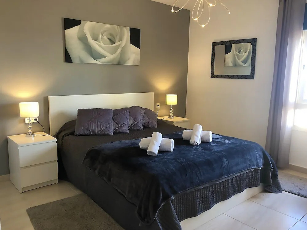 Doña Lola Patricia - Spacious 3 bedroom top floor apartment with uninterrupted sea views. Only a few meters to Calahonda beach