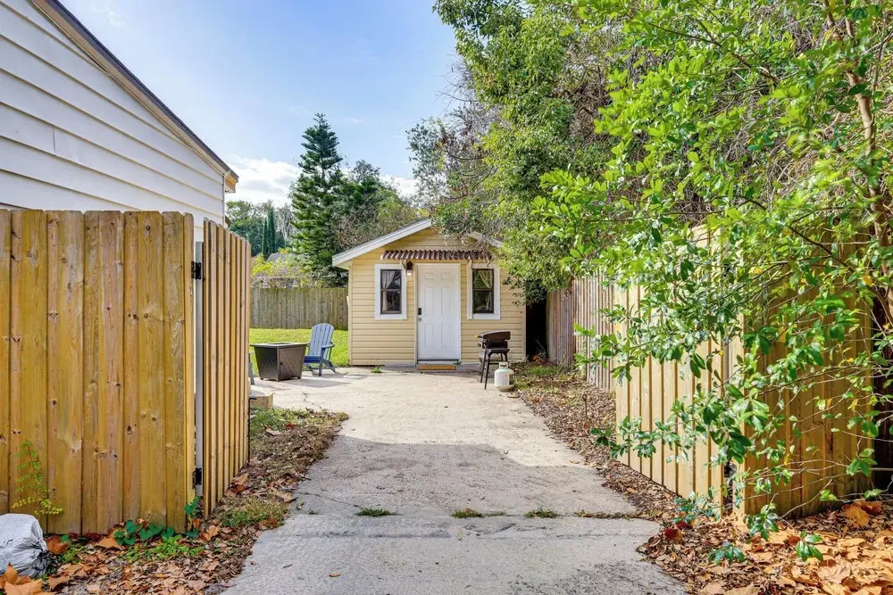 Nurse-ready Guesthouse 3 Mi to Dtwn Jacksonville!