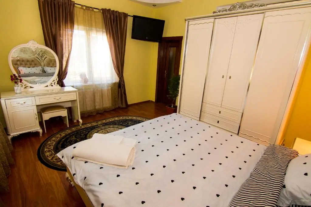 Luxurious Villa with Huge Garden, Terrace & Outdoor Space
