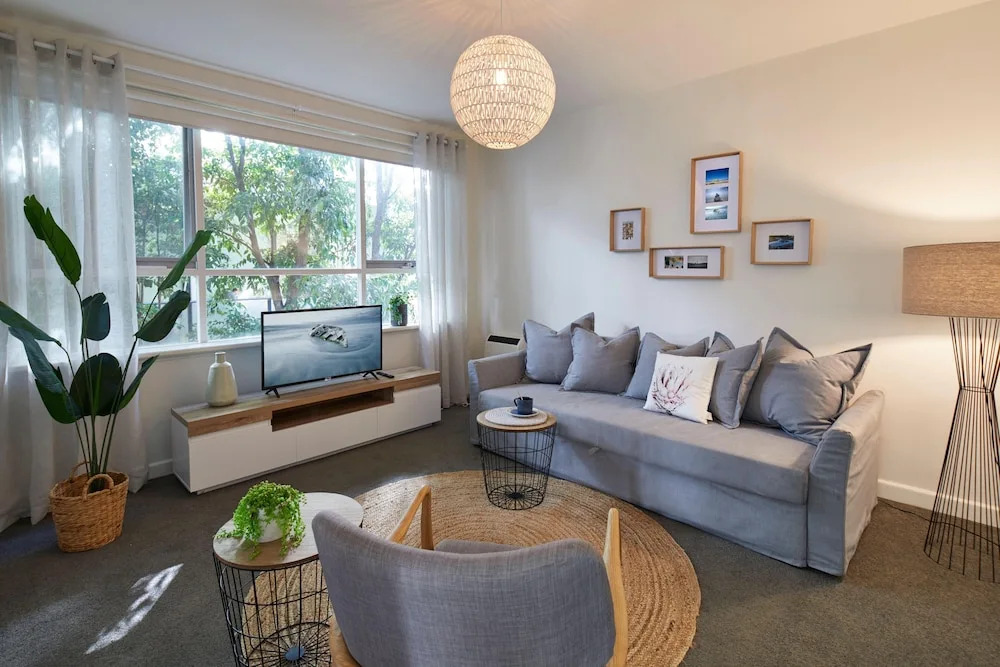 1 Bedroom Apt With Parking Stroll to Elwood Beach