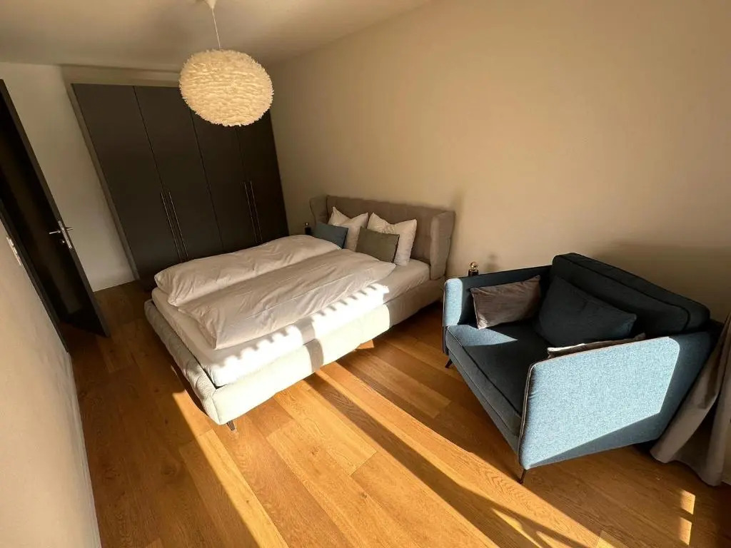 Beautiful Sunny New 1 Bed Apt (2.5Zim). Ski in/out
