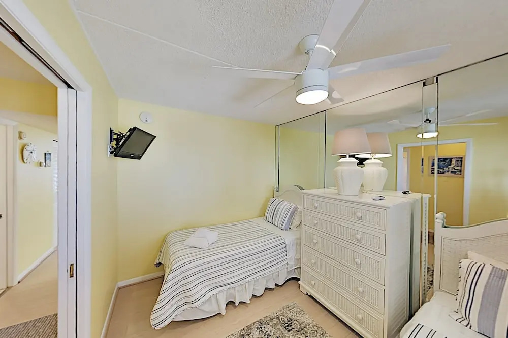 Updated End Unit W/ Ocean Views - Pools, Cinema 2 Bedroom Condo