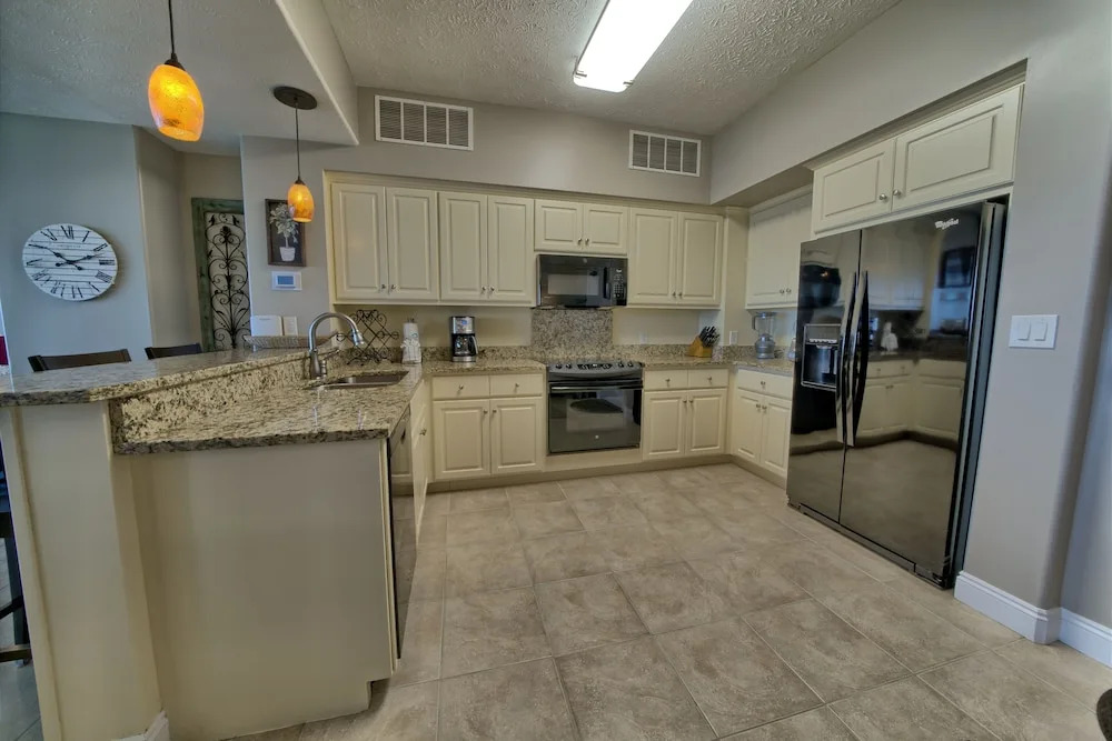 Luxurious High-Rise Condo with Spacious Balcony Facing the Ocean - Unit 1805 by RedAwning