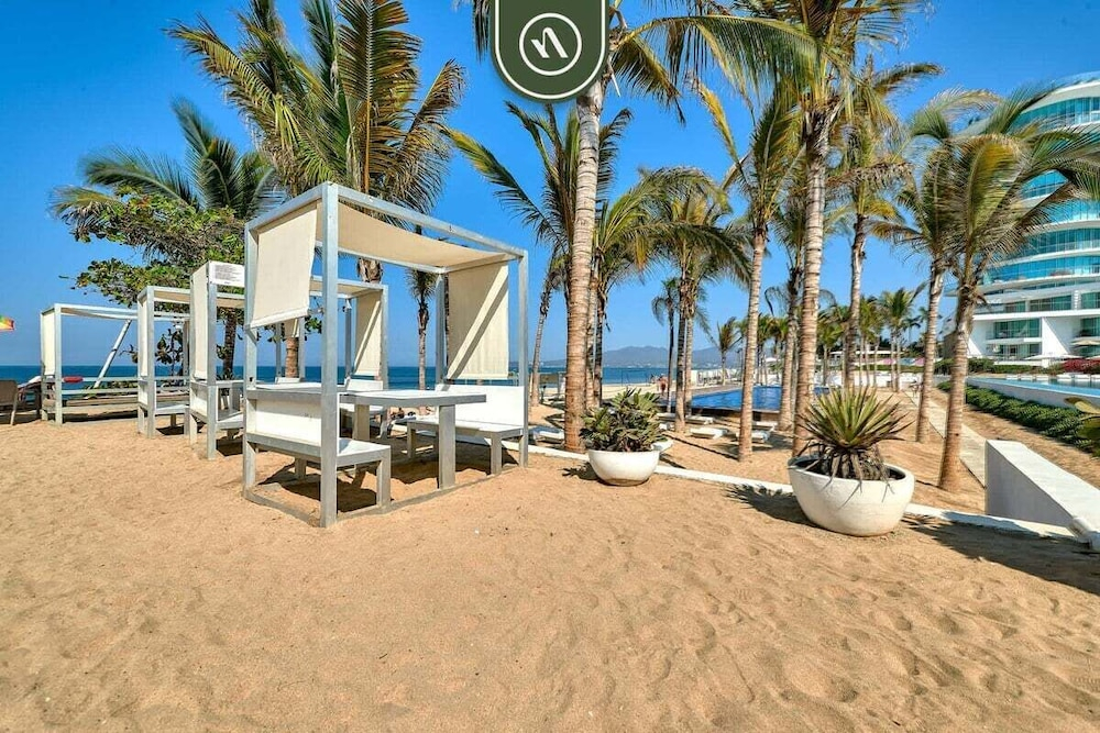 Oceanview 1 BR Condo - Private Beach - Pools