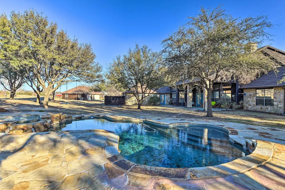 Private Pool Spacious and Vibrant Argyle Villa!