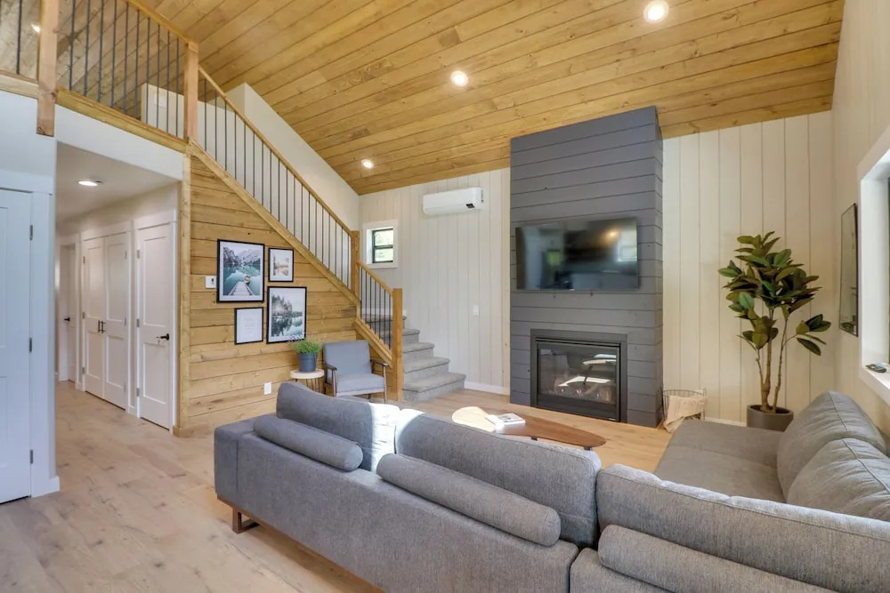 Lakeside Cabin w/ Hot Tub: 3 Mi to Flathead Lake!