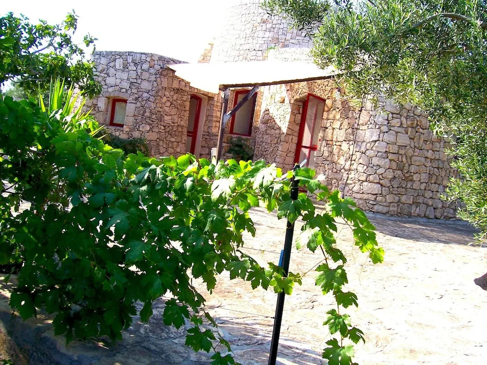 Trullo in Pietra con Giardino