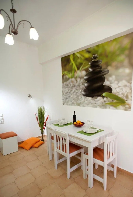 Nikolas Suites
