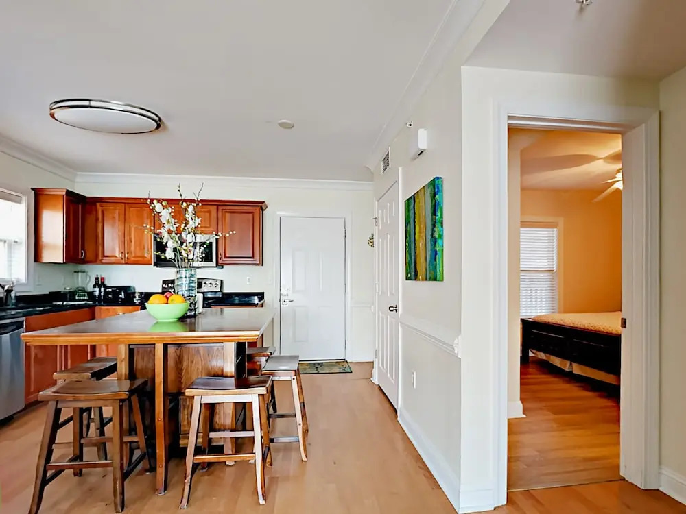 Modern 2br Within 1 Block Of Beach 2 Bedroom Condo