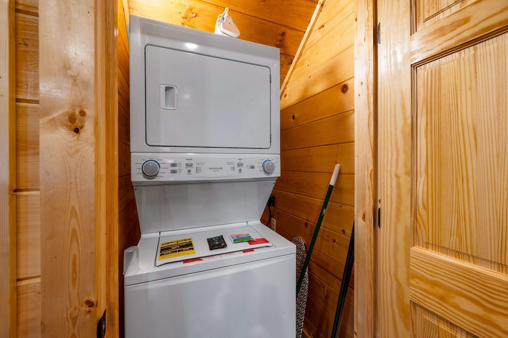Charming New 5BR 4BA Cabin Near Dollywood
