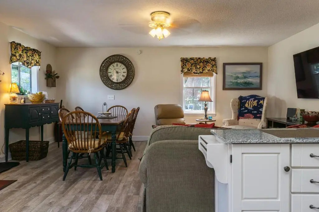 Cottage Breeze by Oak Island Accommodations