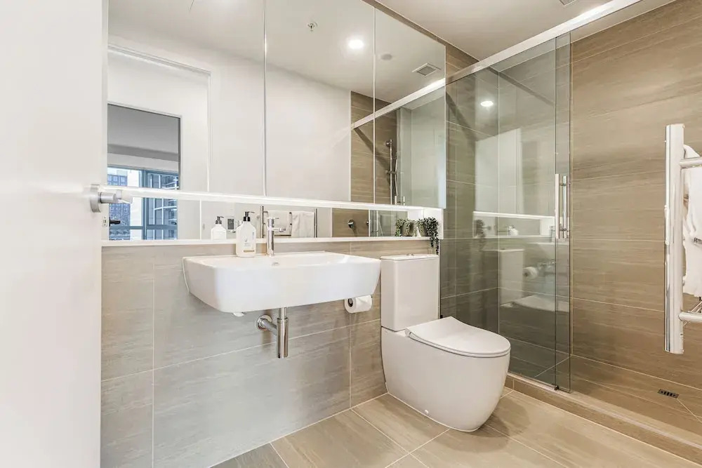 Chic Central Apt with Gym and Pool by Zodiak Stays